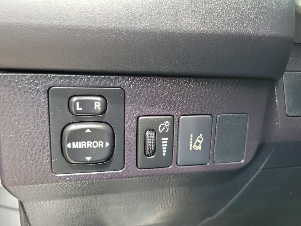 Used 2018 Toyota RAV4 LE FWD image 16
