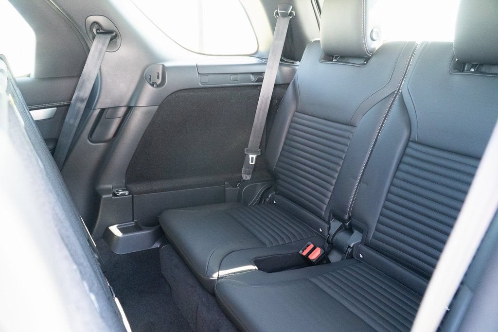 Used 2025 Land Rover Discovery Dynamic SE AWD/4WD image 31