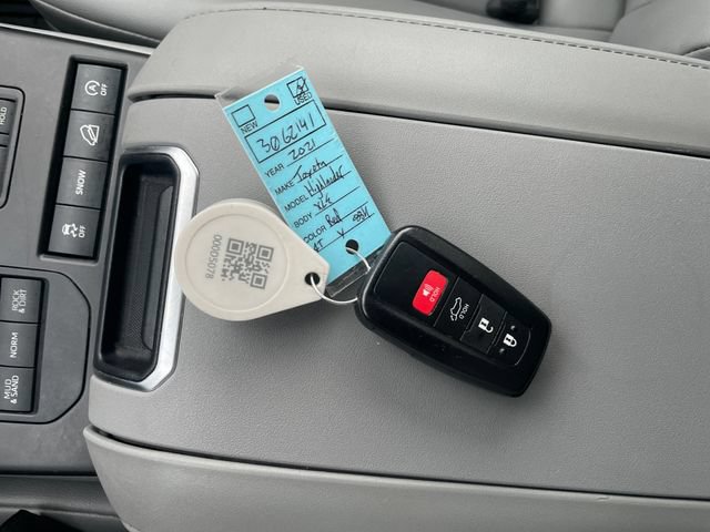 Used 2021 Toyota Highlander XLE AWD/4WD image 18