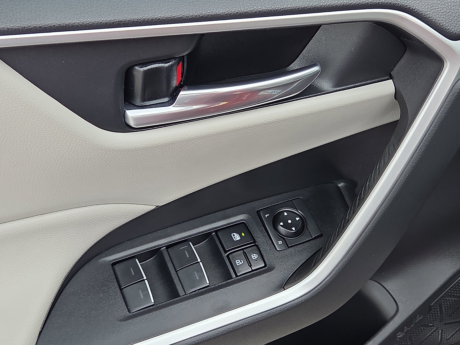 Used 2025 Toyota RAV4 XLE Premium FWD image 13