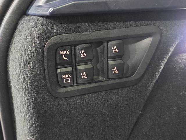 Used 2021 BMW X7 M50i w/ Dynamic Handling Package image 17