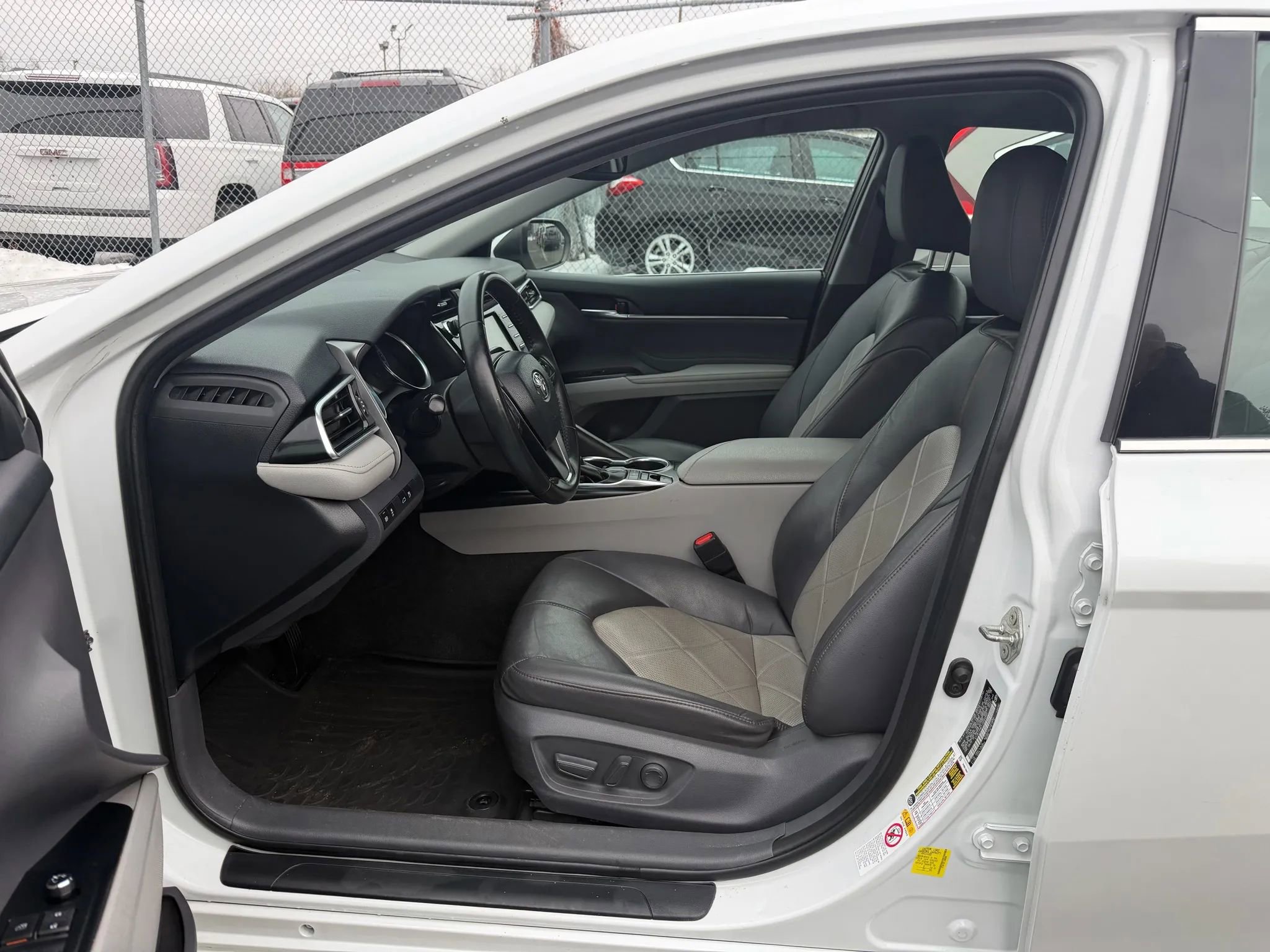 Used 2018 Toyota Camry XLE FWD image 10