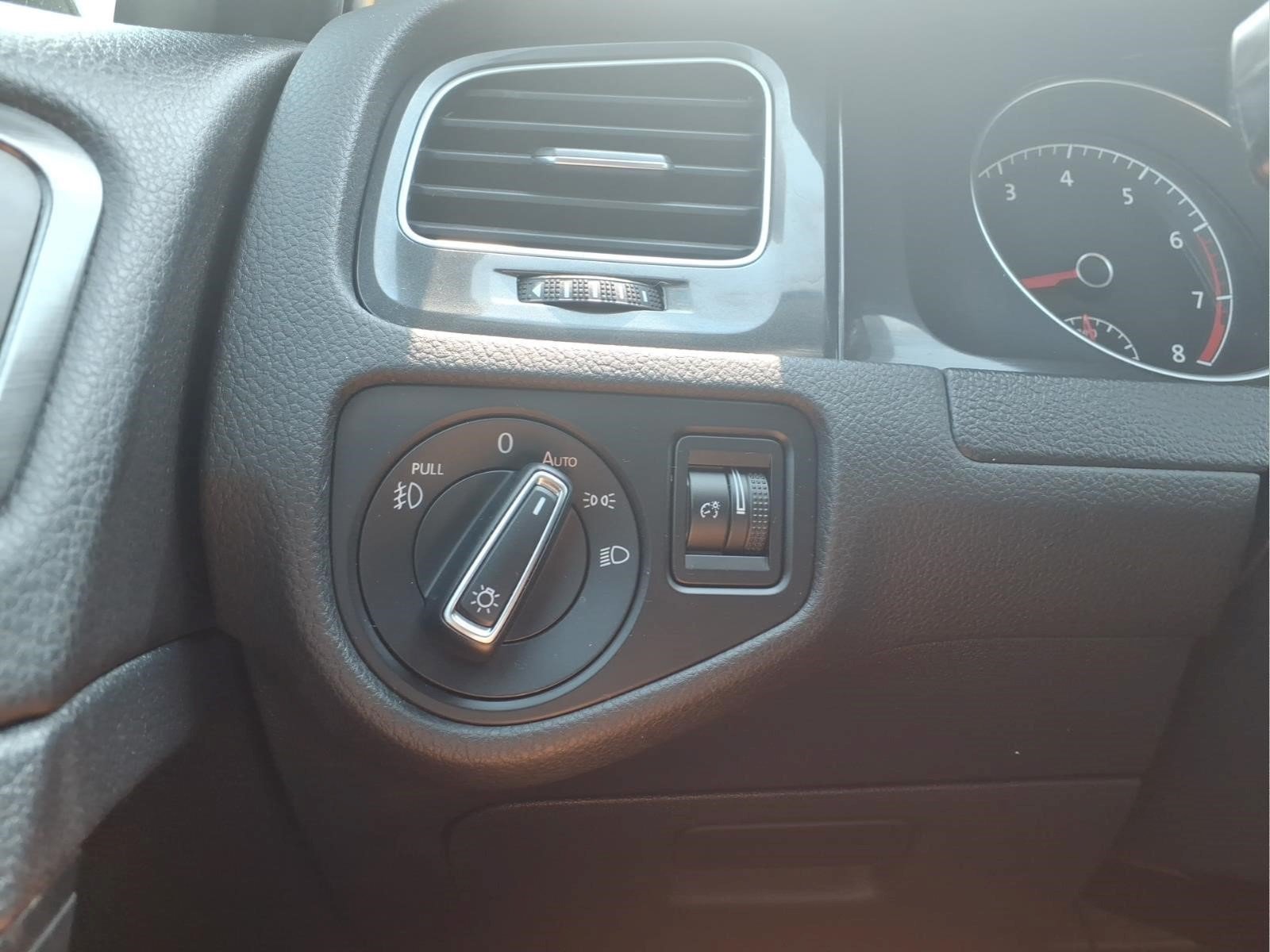 Used 2019 Volkswagen Golf SE FWD image 23