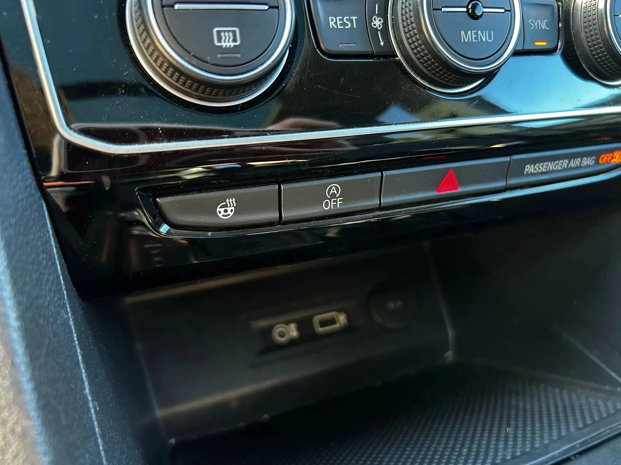 Used 2018 Volkswagen Atlas SEL Premium image 24