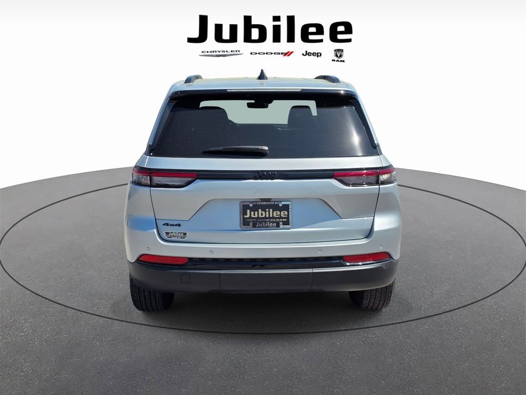 Used 2025 Jeep Grand Cherokee Altitude image 3