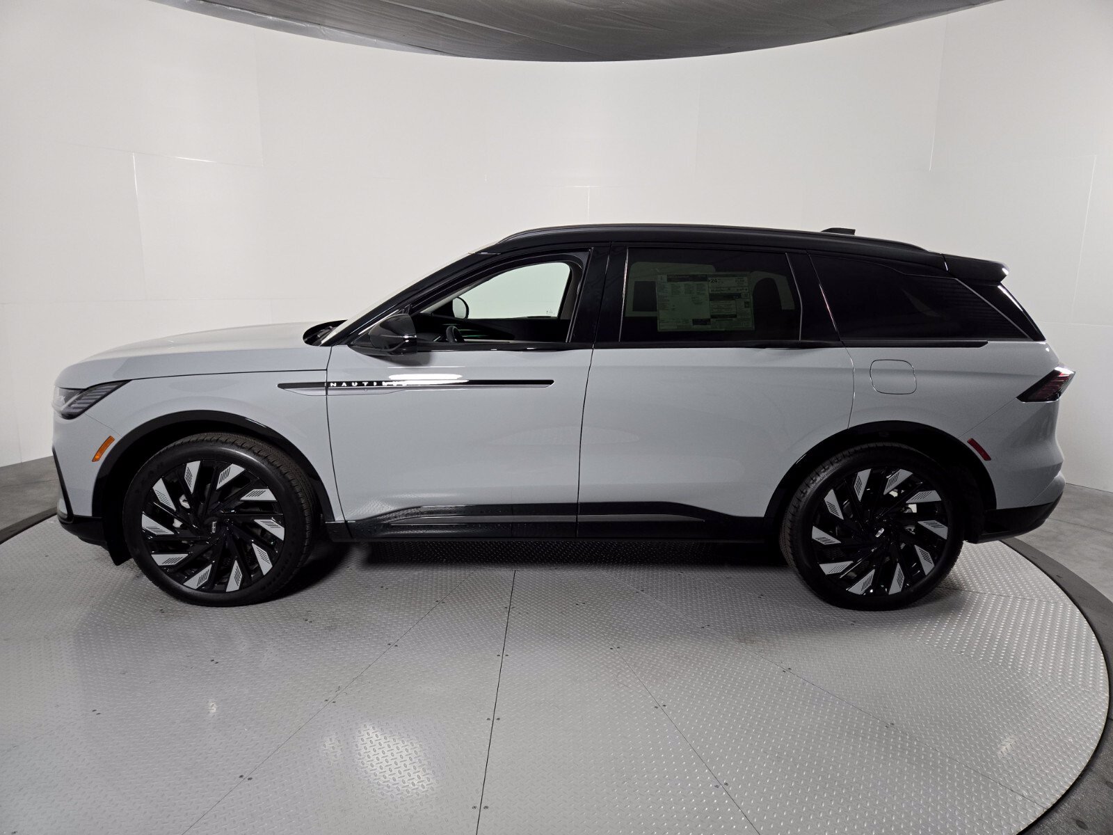 New 2026 Lincoln Nautilus Reserve w/ Jet Appearance Package AWD/4WD image 8