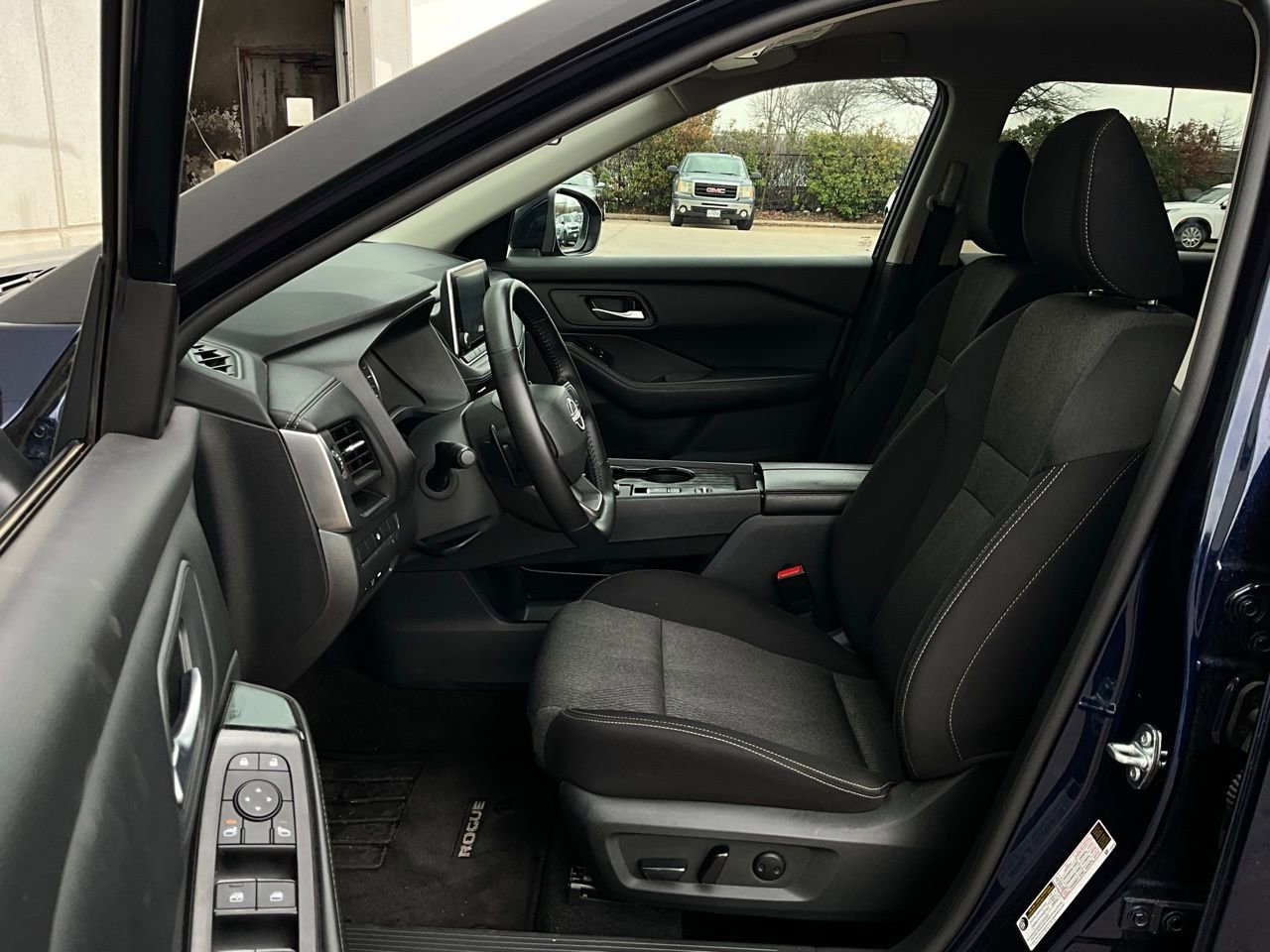 Used 2025 Nissan Rogue SV image 10