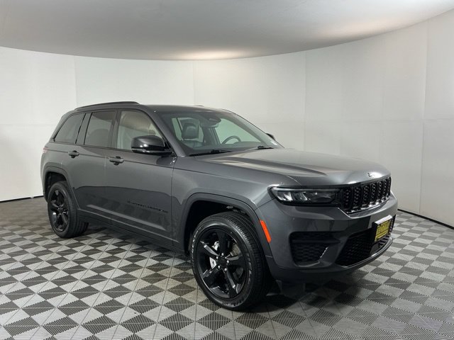 Used 2024 Jeep Grand Cherokee Altitude AWD/4WD image 3