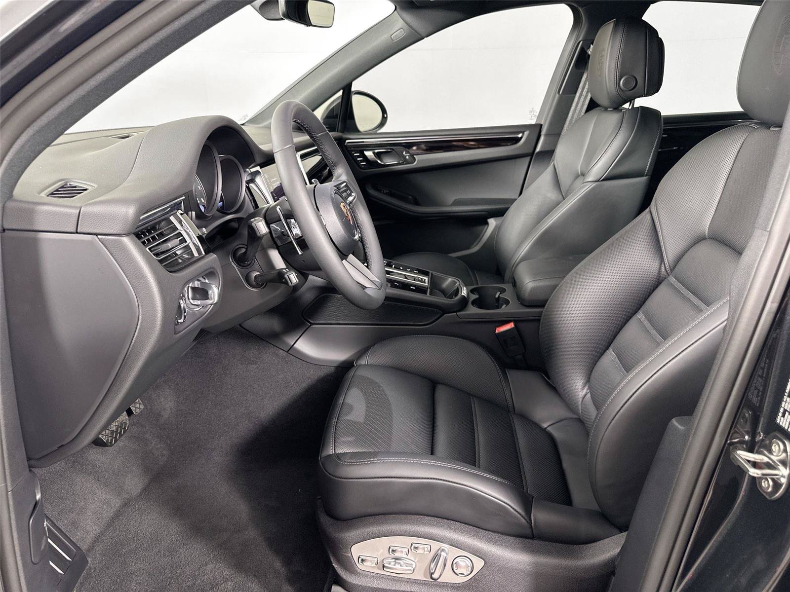 Certified 2026 Porsche Macan Turbo AWD/4WD image 5