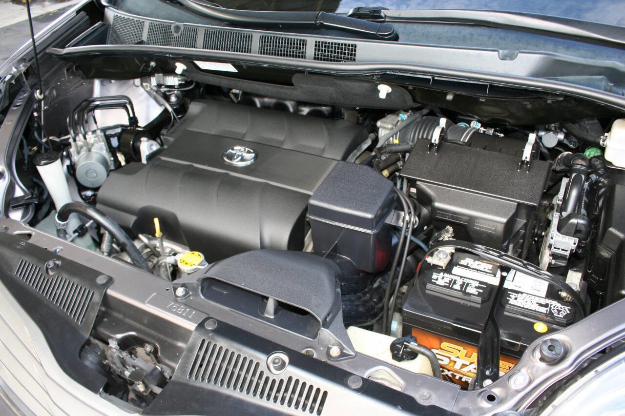 Used 2014 Toyota Sienna XLE image 32