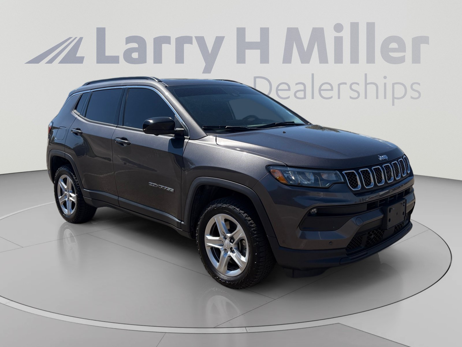 Used 2023 Jeep Compass Latitude w/ Sun and Sound Group AWD/4WD image 8