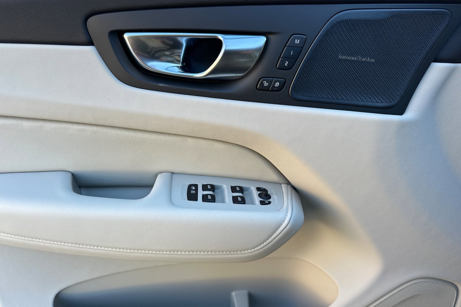 New 2026 Volvo XC60 B5 Ultra w/ Climate Package image 9