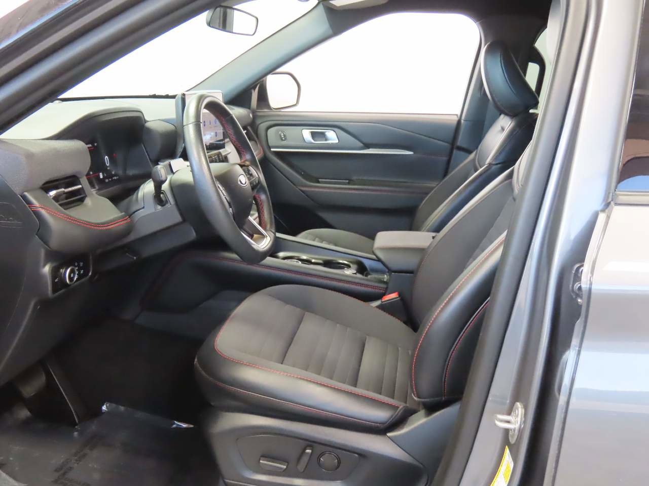 Used 2025 Ford Explorer ST-Line w/ ST-Line Street Pack AWD/4WD image 14