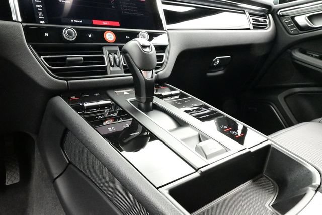 Certified 2025 Porsche Macan AWD/4WD image 11