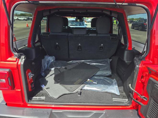 Used 2025 Jeep Wrangler Unlimited Sahara w/ Safety Group image 24