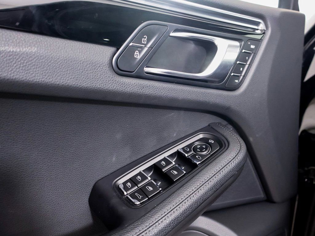 Certified 2025 Porsche Macan AWD/4WD image 20