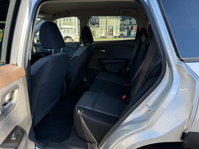 Used 2023 Nissan Rogue SV image 4