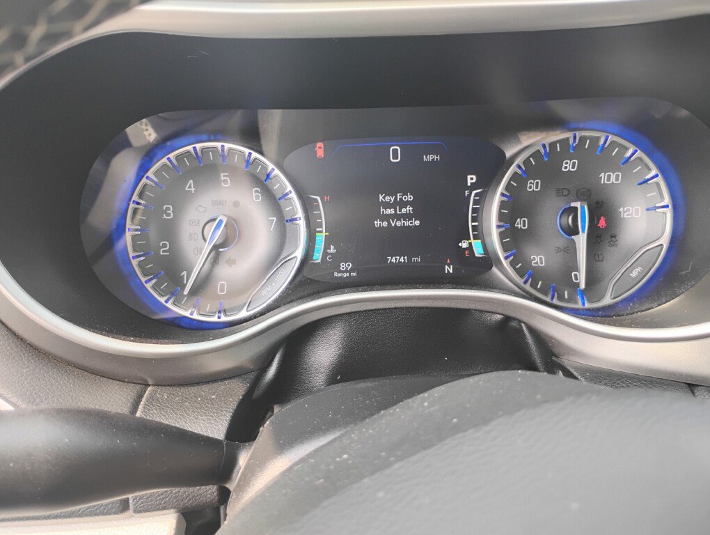 Used 2023 Chrysler Pacifica Touring-L FWD image 17