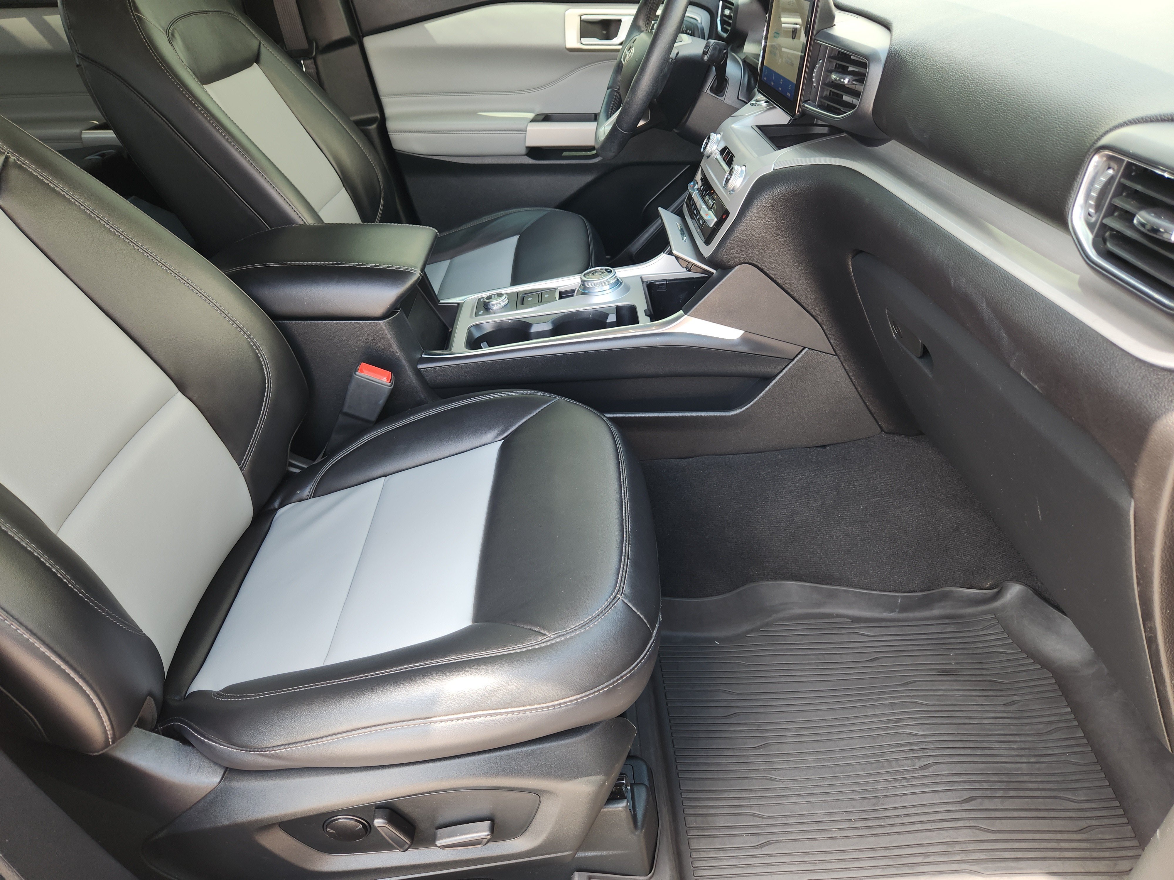 Used 2023 Ford Explorer XLT w/ Equipment Group 202A AWD/4WD image 17