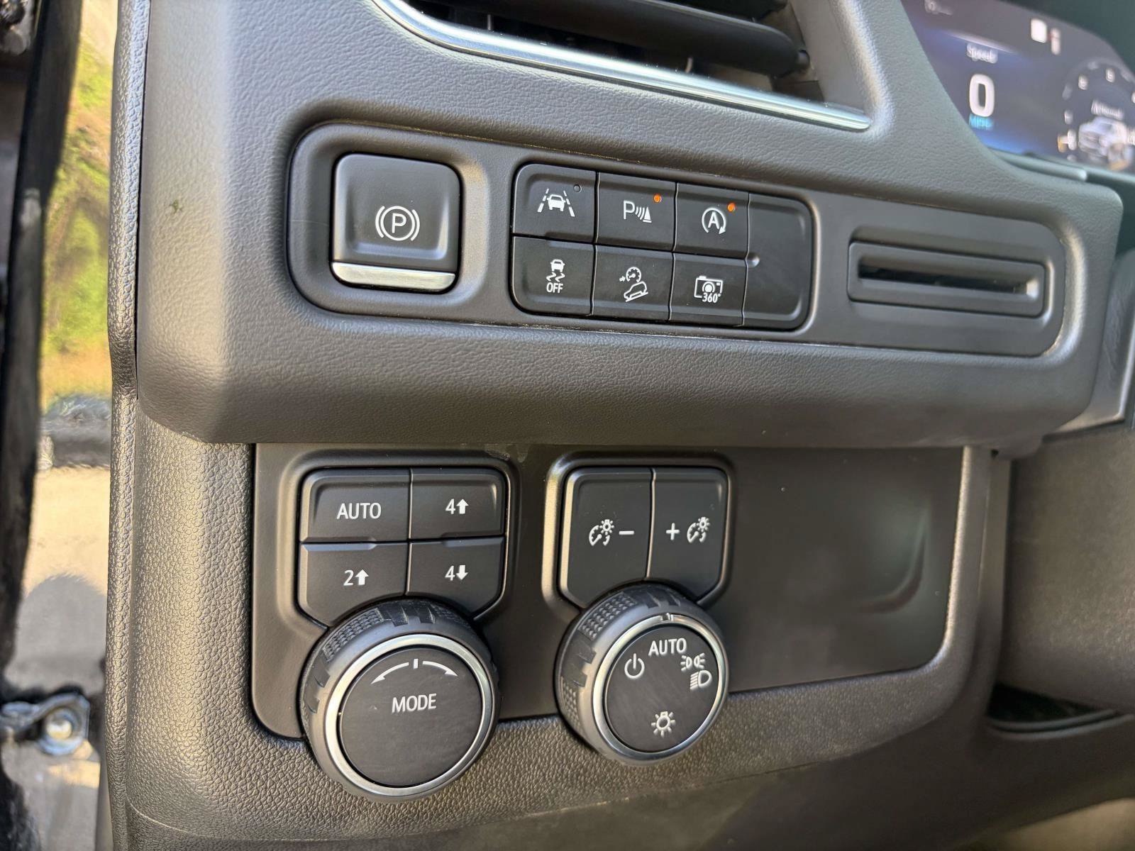 Used 2023 Chevrolet Tahoe Z71 w/ Luxury Package AWD/4WD image 17