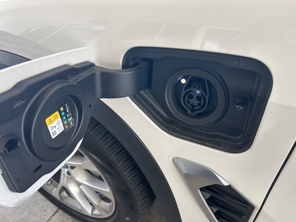 Used 2025 BMW X5 xDrive50e image 18