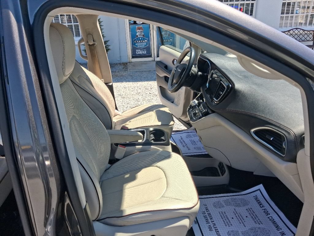 Used 2017 Chrysler Pacifica Limited w/ UConnect Theater Package FWD image 4