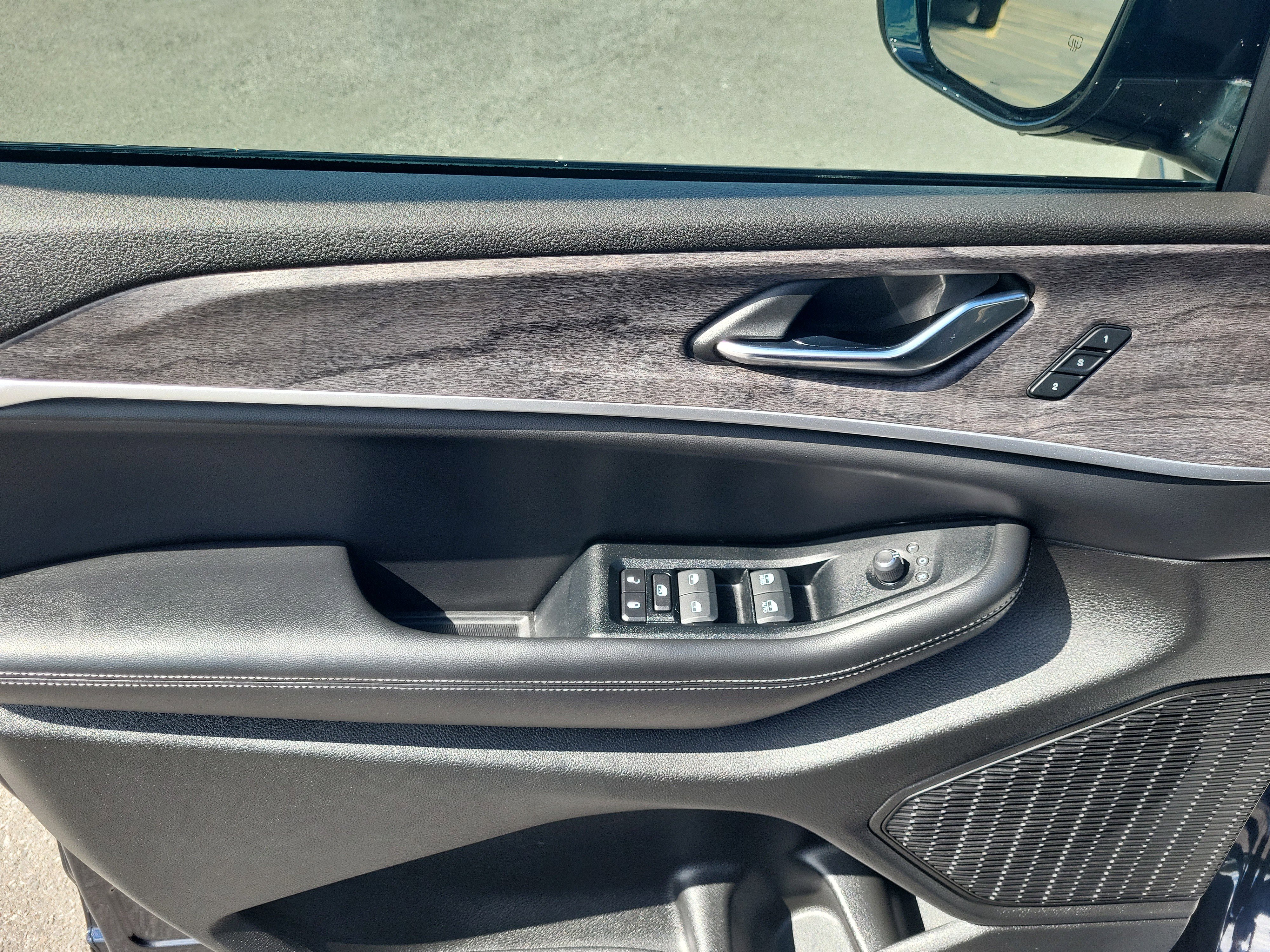 Used 2024 Jeep Grand Cherokee L Limited w/ Black Appearance Package image 2