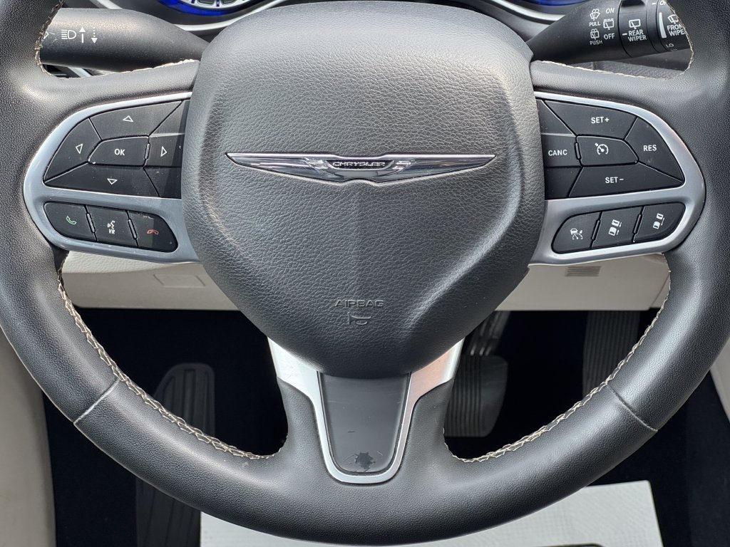 Used 2024 Chrysler Pacifica Touring-L FWD image 21