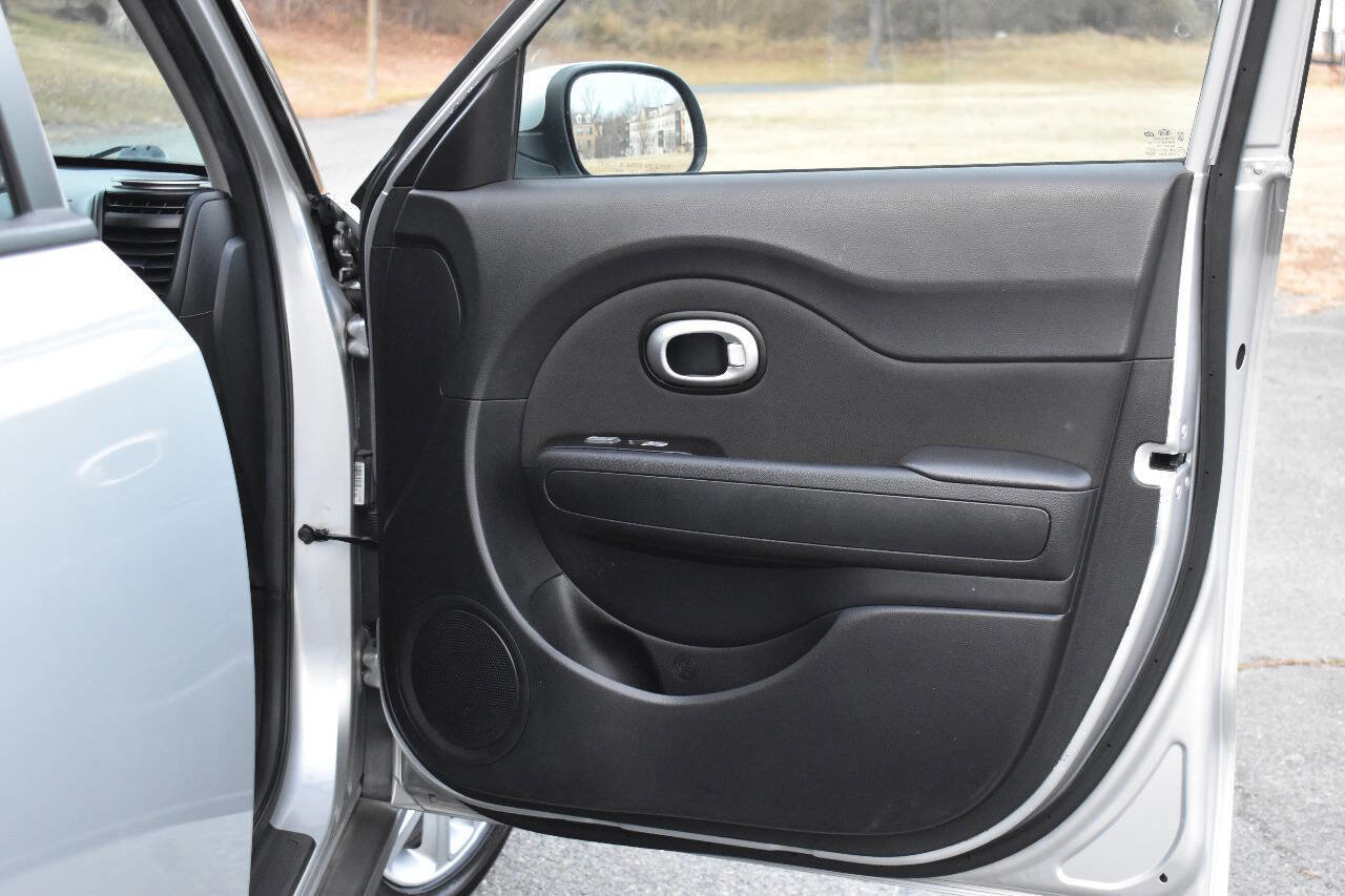 Used 2018 Kia Soul + image 9