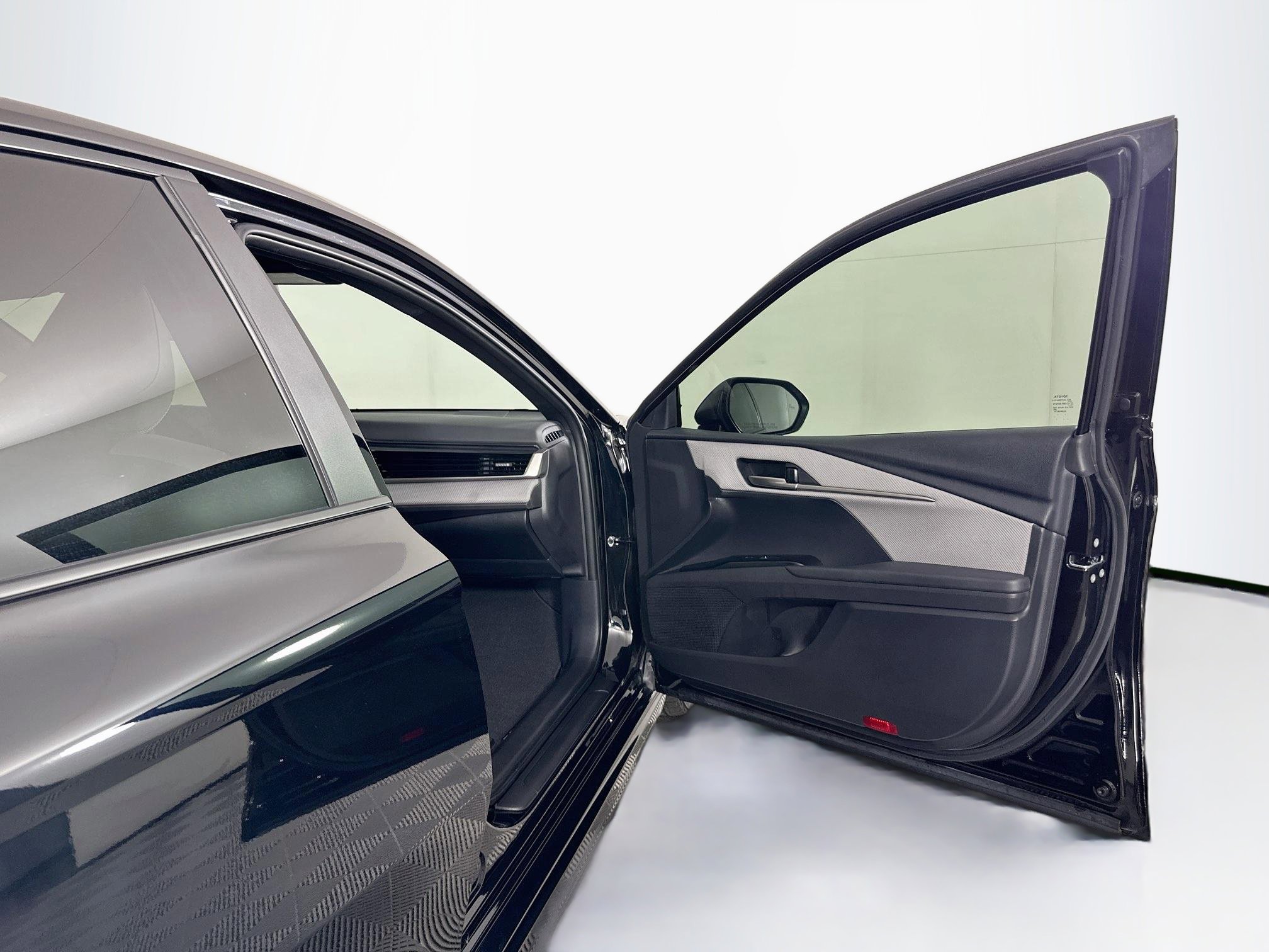 Used 2025 Toyota Camry SE FWD image 30