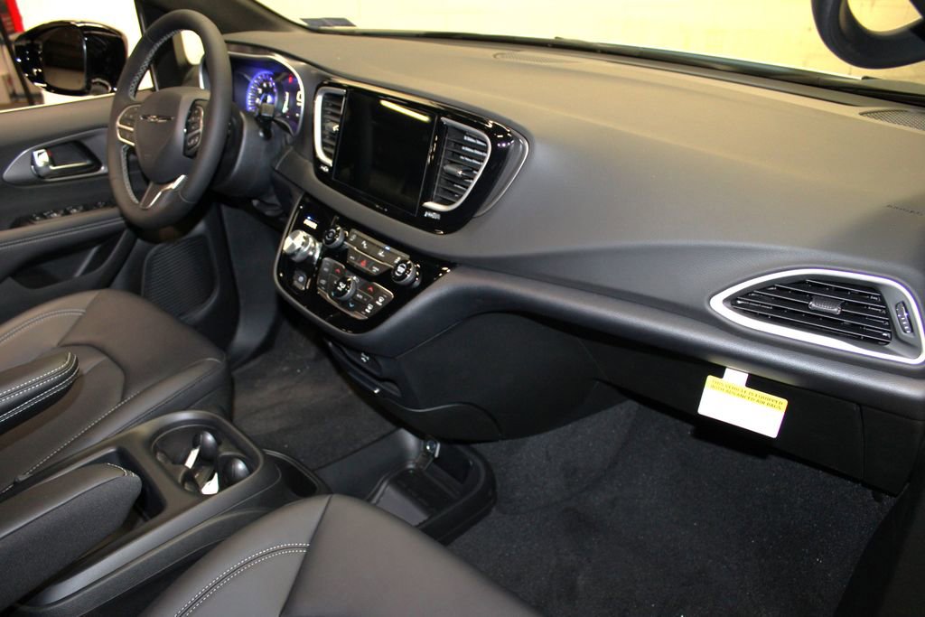 New 2026 Chrysler Voyager LX image 25