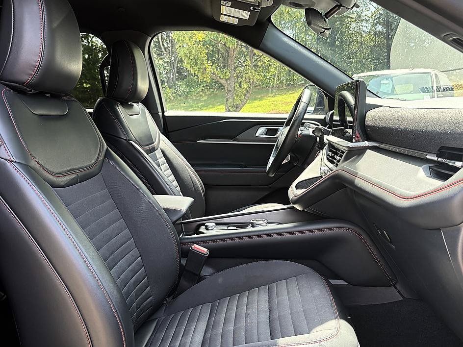 Used 2025 Ford Explorer ST-Line w/ ST-Line Street Pack AWD/4WD image 14