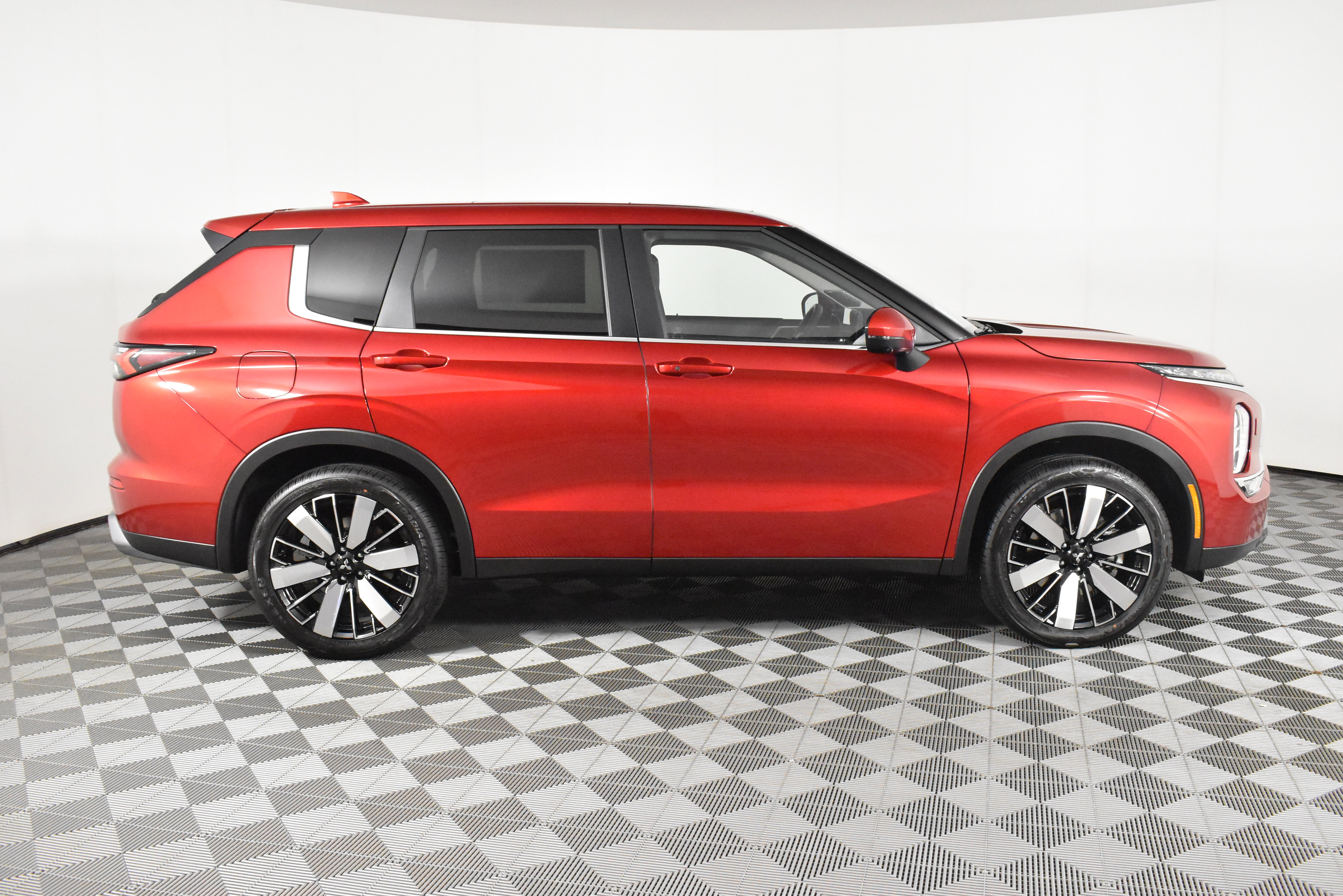 Used 2025 Mitsubishi Outlander SE image 5