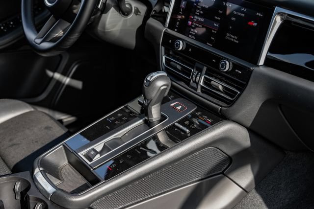 Used 2025 Porsche Macan AWD/4WD image 29