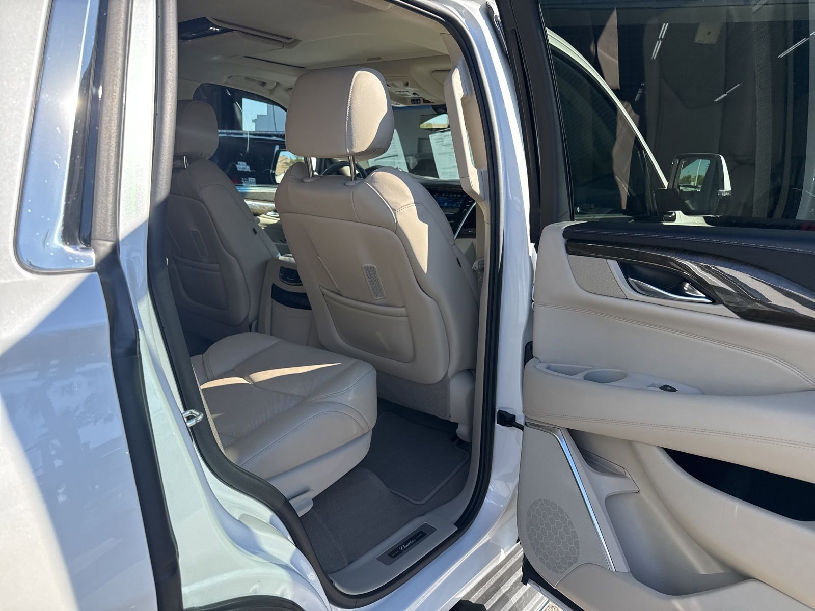 Used 2019 Cadillac Escalade Luxury w/ LPO, Radiant Package image 14
