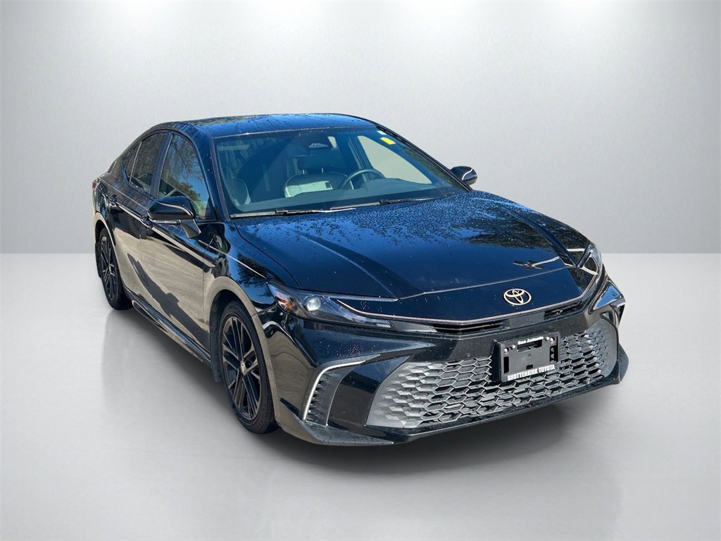 Used 2025 Toyota Camry SE image 3