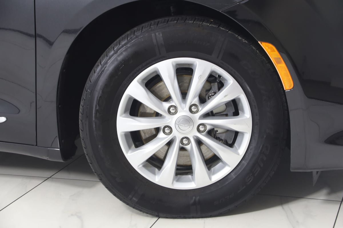 Used 2018 Chrysler Pacifica Touring-L FWD image 15