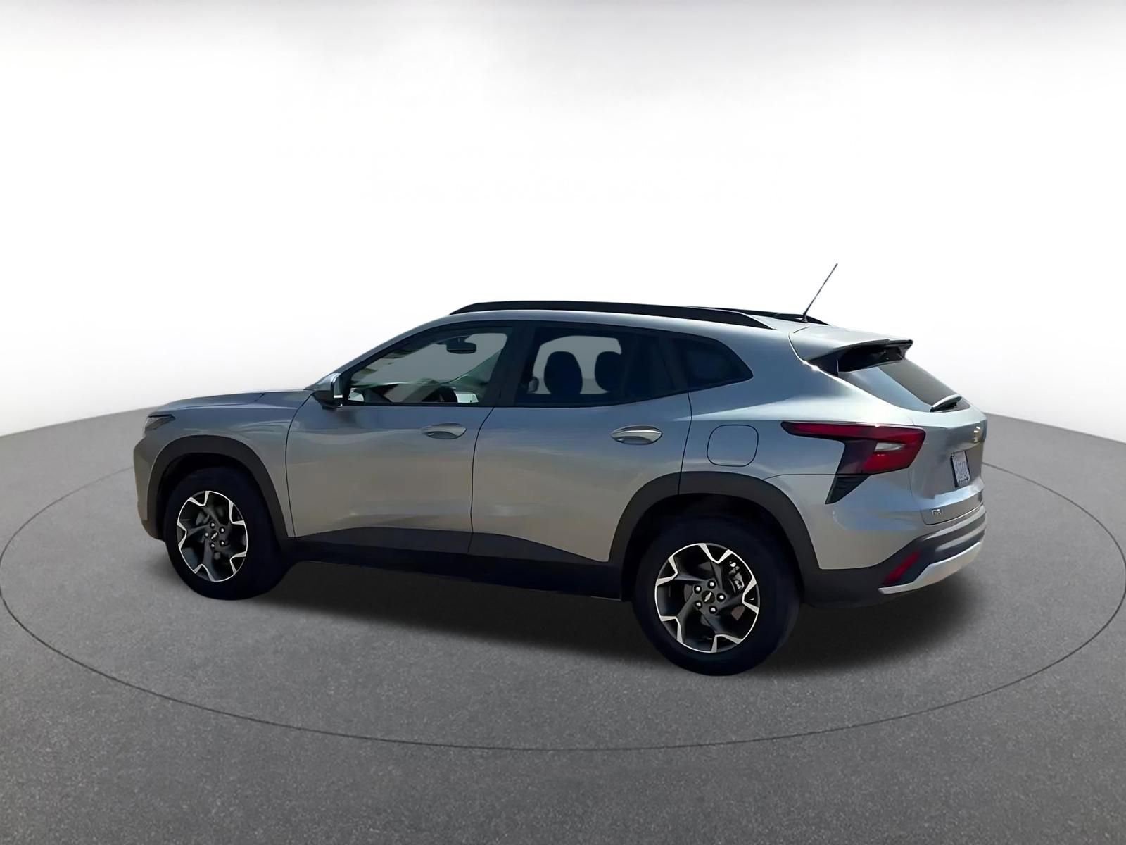 Used 2025 Chevrolet Trax LT image 10