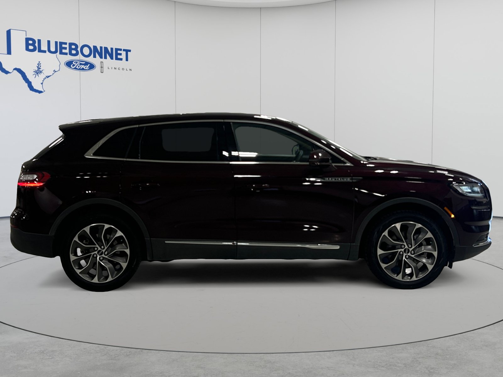 Used 2022 Lincoln Nautilus Reserve AWD/4WD image 4
