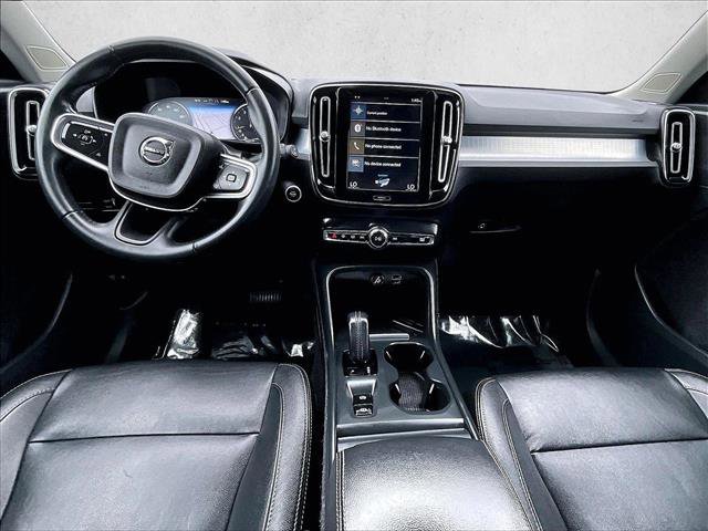 Used 2021 Volvo XC40 T4 Momentum w/ Premium Package image 16
