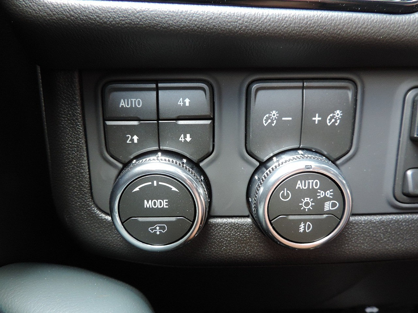 New 2026 GMC Yukon AT4 w/ AT4 Premium Plus Package AWD/4WD image 28