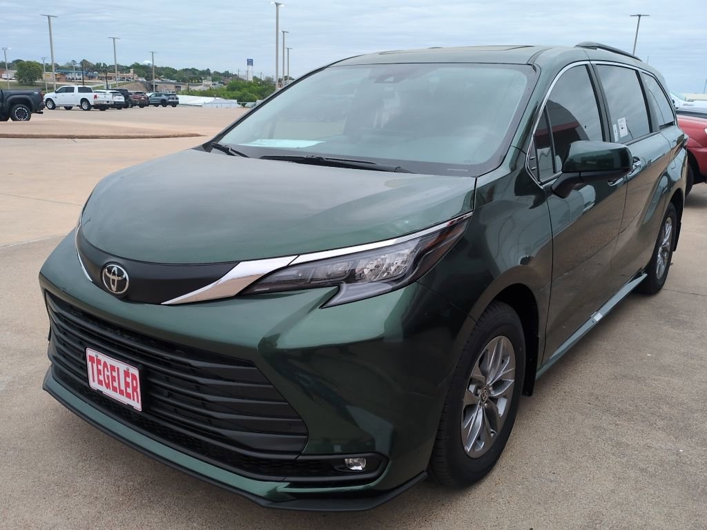 Used 2026 Toyota Sienna XLE image 3
