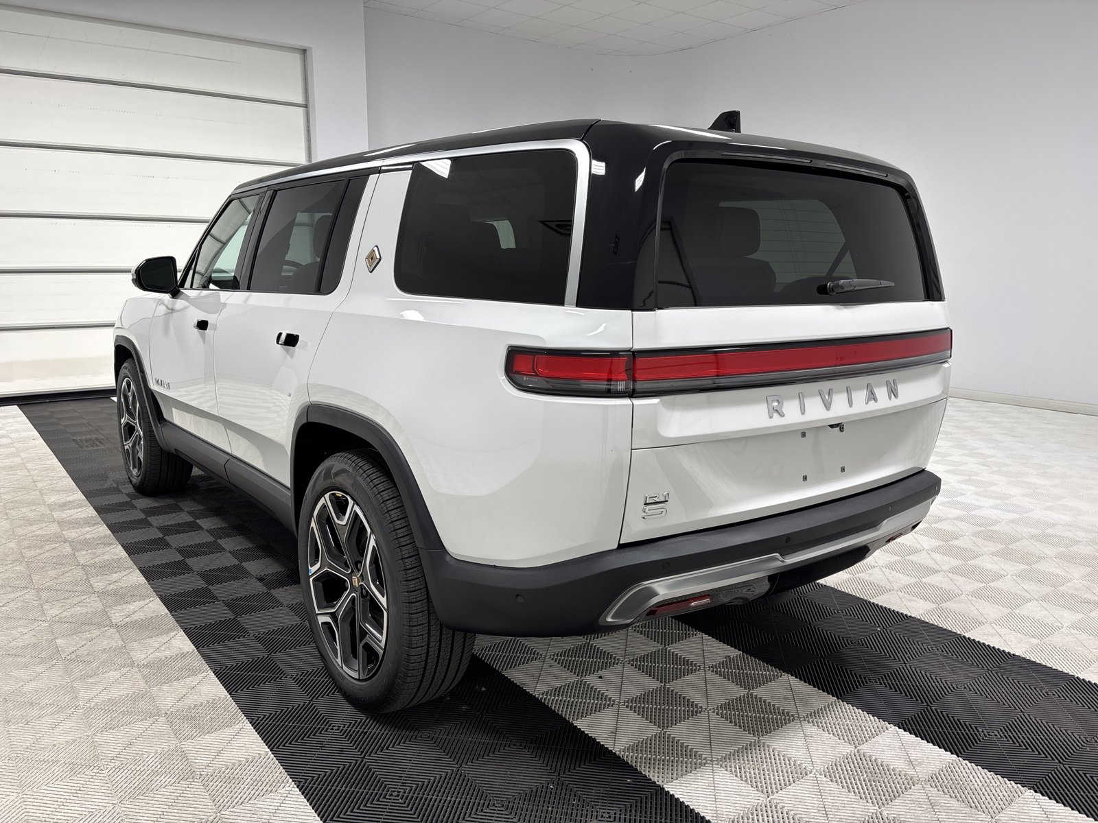 Used 2024 Rivian R1S Adventure AWD/4WD image 3