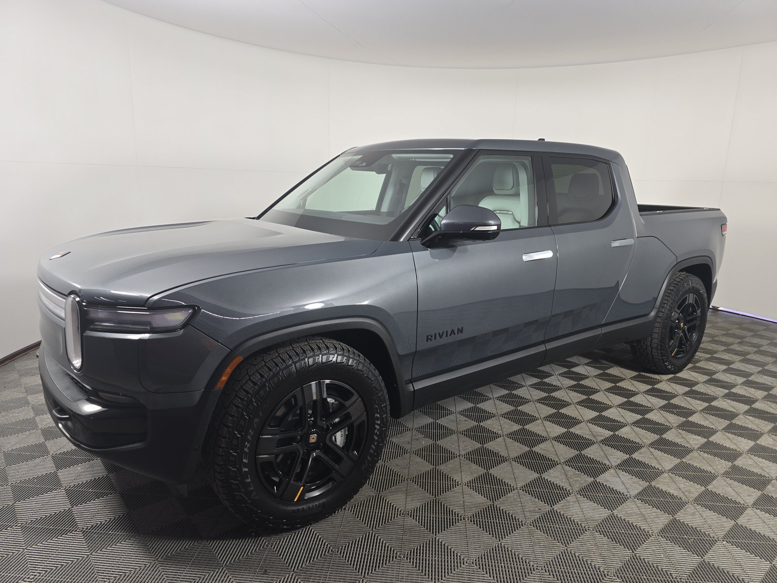 Used 2025 Rivian R1T Adventure AWD/4WD image 1