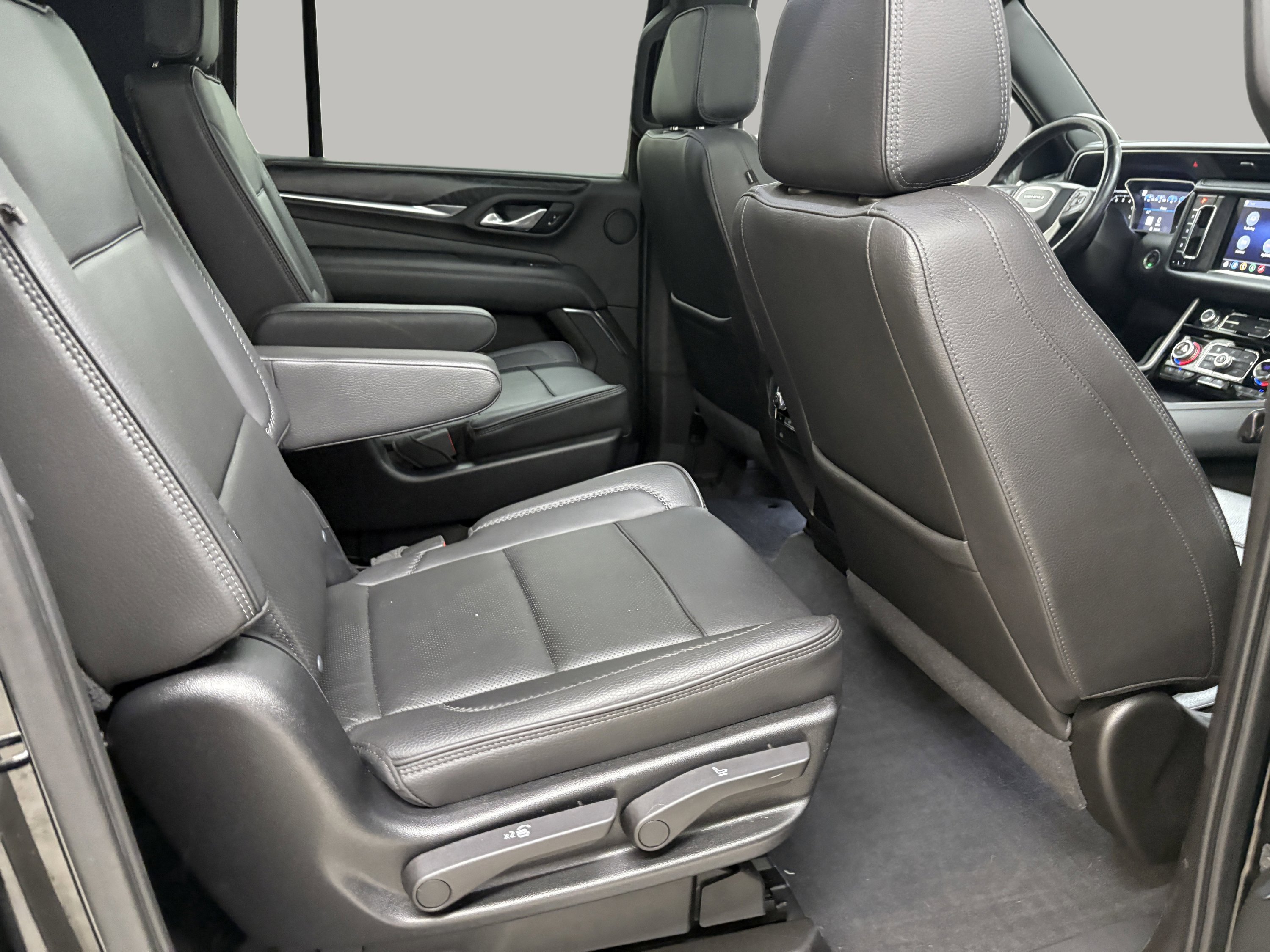 Used 2021 GMC Yukon XL Denali w/ Denali Premium Package image 27