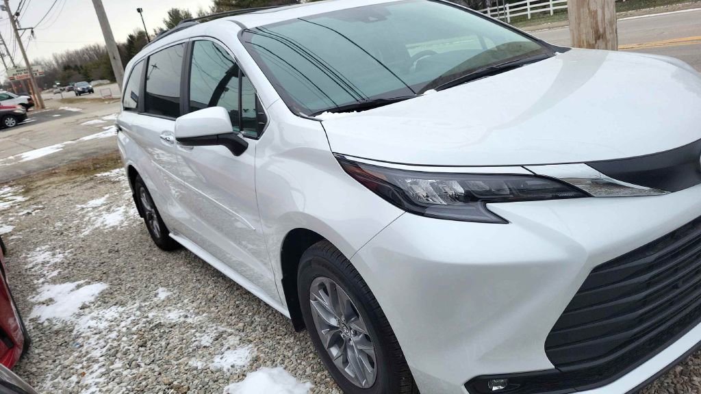 Used 2026 Toyota Sienna XLE image 6