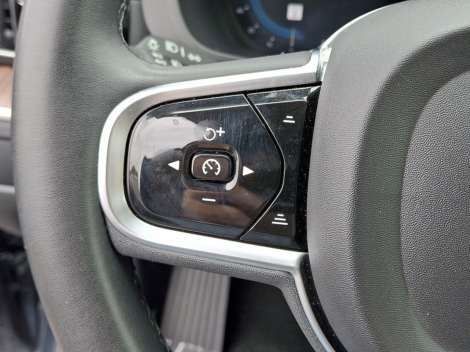 Used 2023 Volvo XC60 B6 Ultimate w/ Protection Package Premier AWD/4WD image 17