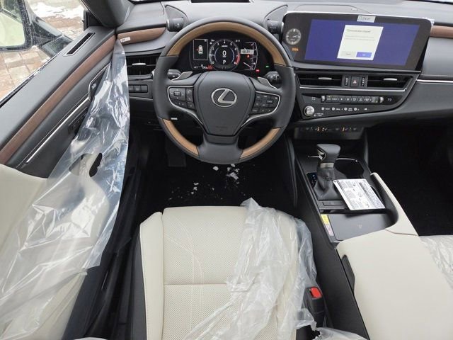 New 2025 Lexus ES 350 Ultra Luxury image 4