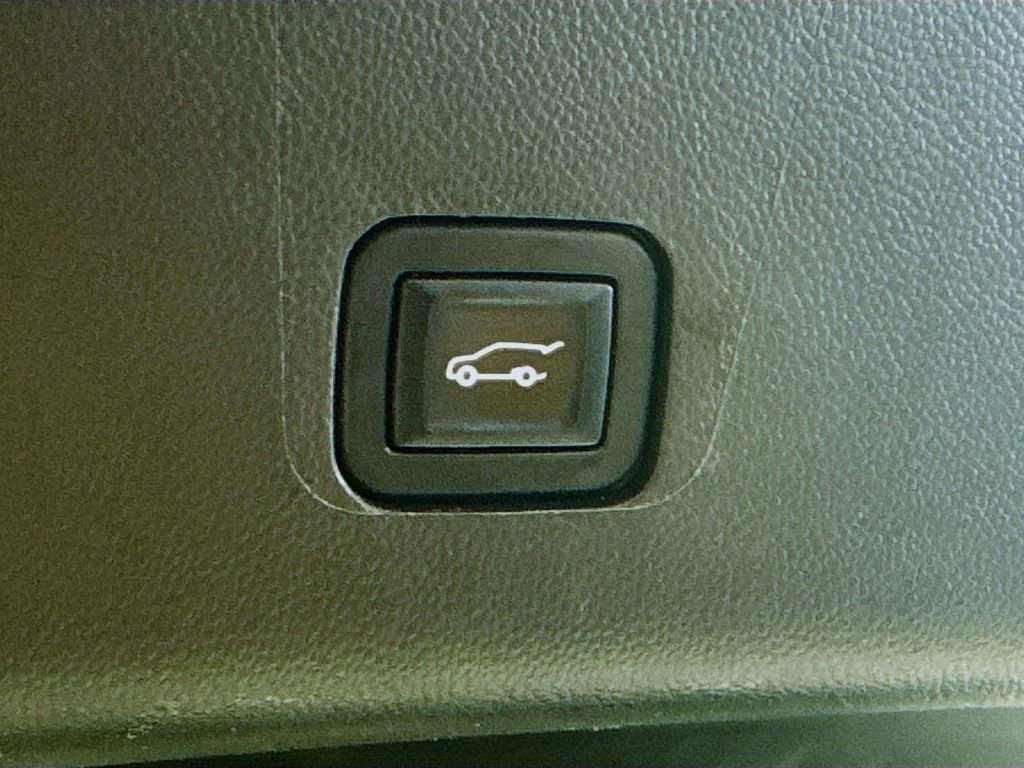 Used 2022 Chevrolet Traverse Premier AWD/4WD image 33