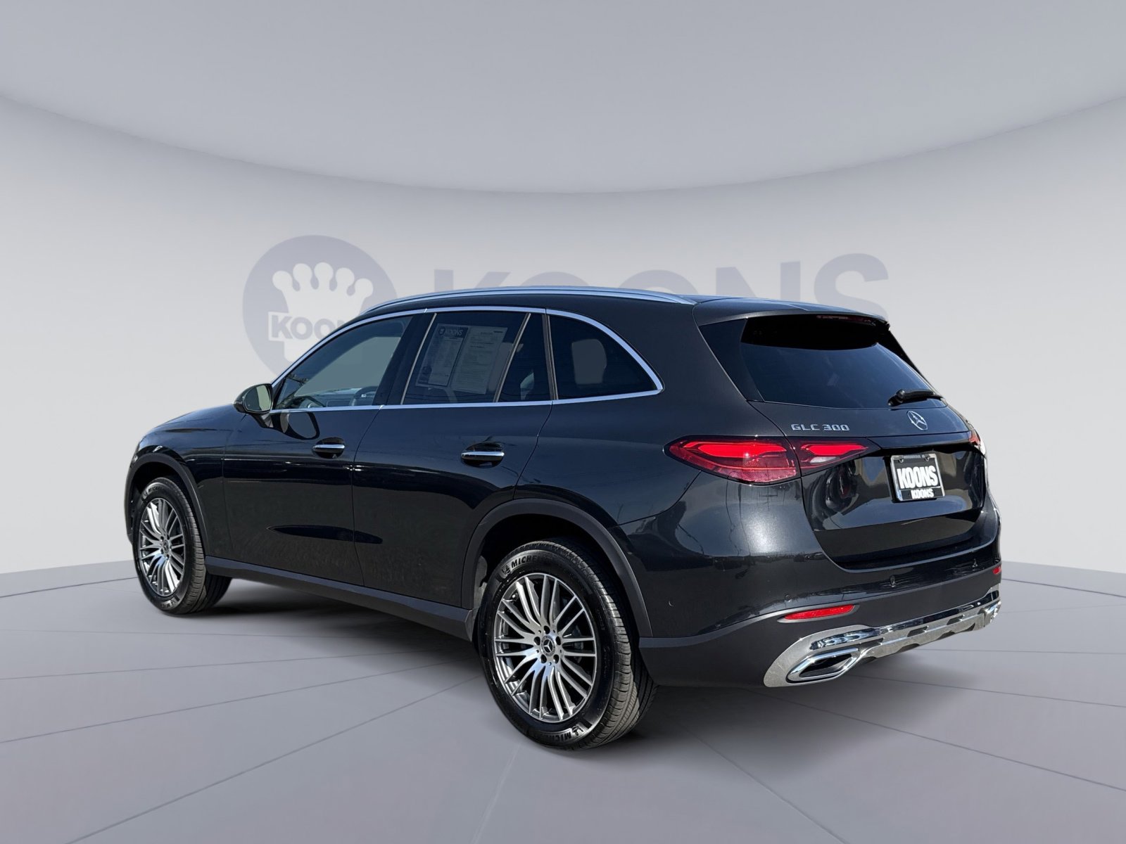 Used 2025 Mercedes-Benz GLC 300 4MATIC image 4